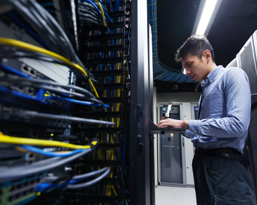 Data centre worker 850